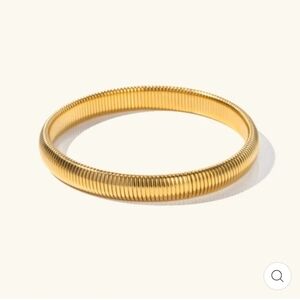NWT - AVARIA STEPHANIE GOLD RIBBED BANGLE BRACELET - SIZE SNALL
